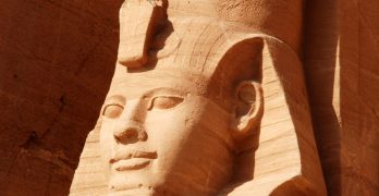 Estatua colosal de Ramsés II, en el templo egipcio de Abu Simbel
