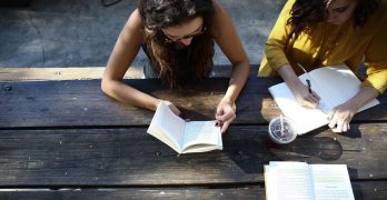 Chicas leyendo y escribiendo