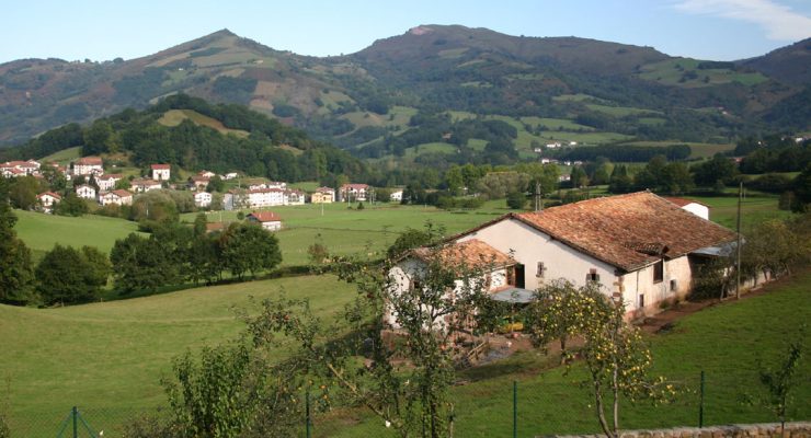 Vista de Gartzain desde la casa rural Larraldea