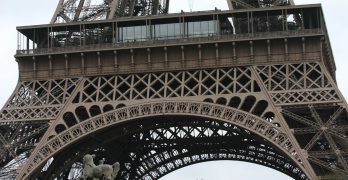 Vista de la planta inferior de la Torre Eiffel, París