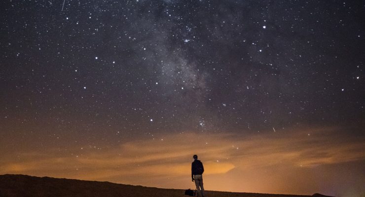 Hombre bajo las estrellas