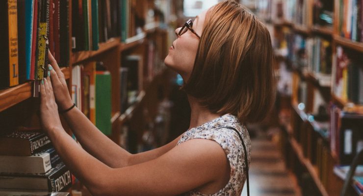 Chica buscando libros