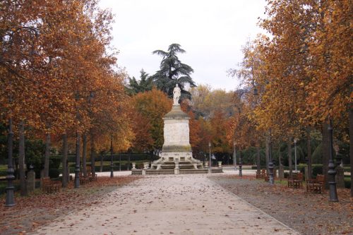 La calle central de la Taconera y la estatua de Gayarre