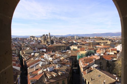 Una vista enmarcada del Casco Viejo de Pamplona