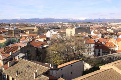 Tejados del Casco Viejo y, al fondo, la cuenca de Pamplona