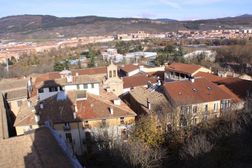 Plazuela de San José, a los pies de la Catedral. Al fondo, la Vuelta de Aranzadi