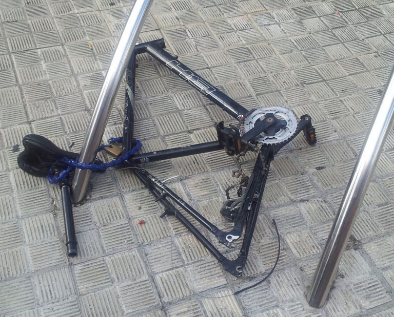 Bicicleta a la que han desmontado las ruedas y el manillar