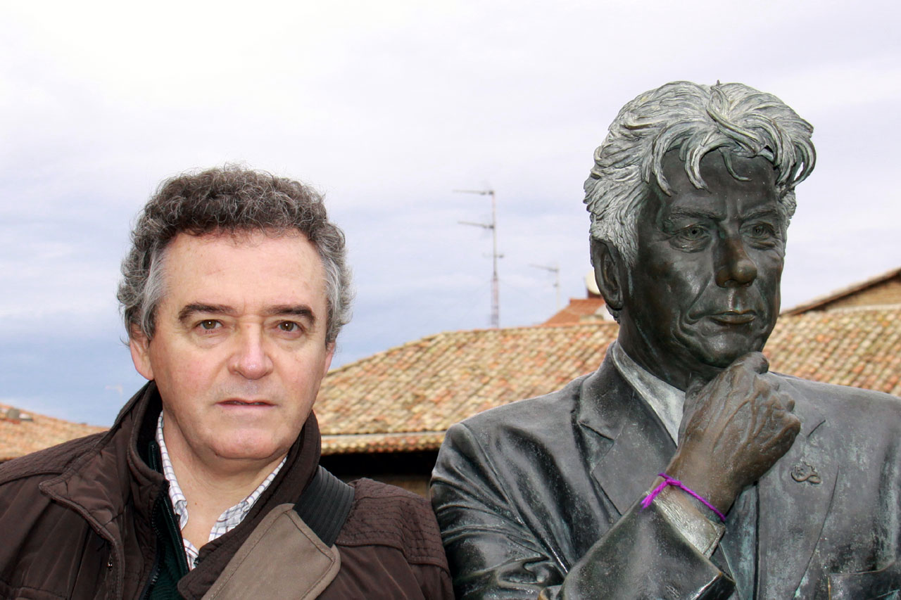 Eduardo Larequi,al lado de la estatua de Ken Follett