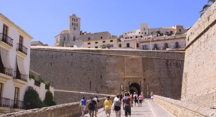 Rampa de acceso al Portal de ses taules o Puerta del mar