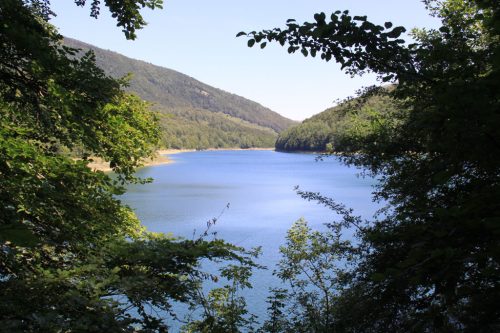 Vista del embalse de Irabia, desde las cercanías de la presa