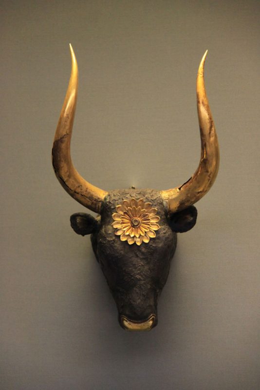 Ritón con forma de cabeza de toro, Museo Arqueológico Nacional, Atenas