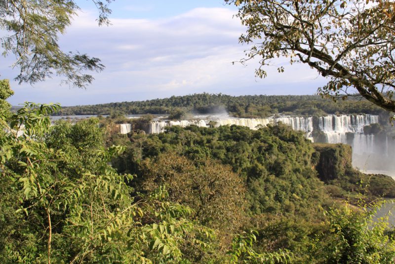 Las cataratas de Iguazú rodeadas por la selva